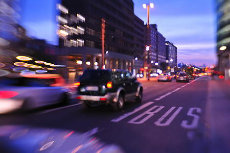 夜间街道繁忙的交通场景,汽车交通生动的彩色城市场景图片