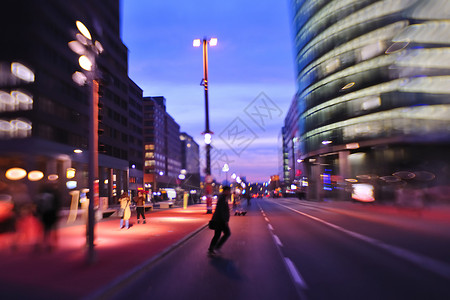 夜间街道繁忙的交通场景,汽车交通生动的彩色城市场景图片