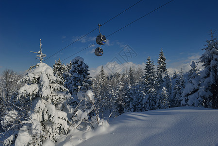 冬季阿尔卑斯山山脉的滑雪缆车贡多拉图片