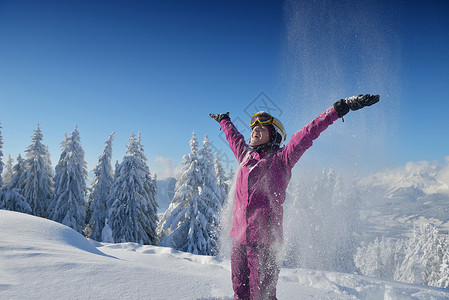 快乐的轻滑雪女子山顶冬天玩得开心图片