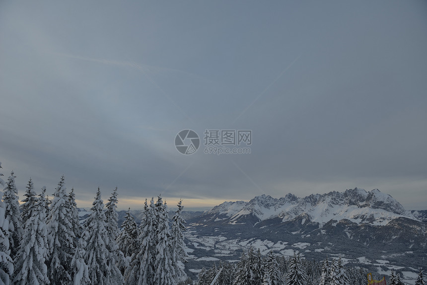 冬季自然景观山岳与树木新鲜的雪图片