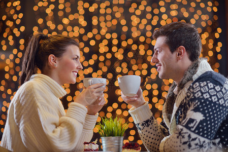 浪漫的晚上约会餐厅快乐的轻夫妇与酒杯茶蛋糕图片