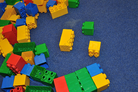 儿童游乐场五颜六色的砖块玩具背景图片