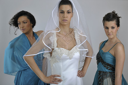 三个穿着婚纱的漂亮女人,新娘她的朋友伴娘的肖像图片