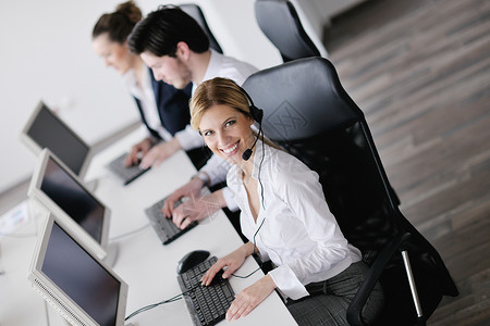 销售助理简历客服人员带着耳机为客户服务在办公室背景