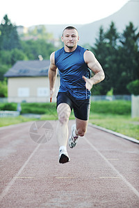 轻健康的人运动的种族运动轨道上跑步,并代表排序速度的图片