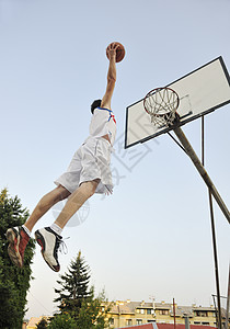 篮球运动员练摆姿势篮球体育运动员的图片