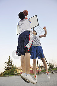 女子篮球运动员街上的城市篮球场上进行训练锻炼图片