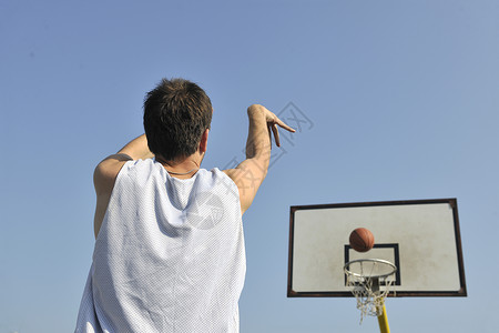篮球运动员练摆姿势篮球体育运动员的图片