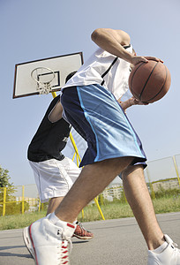 街球篮球比赛与两名轻球员清晨城市球场图片