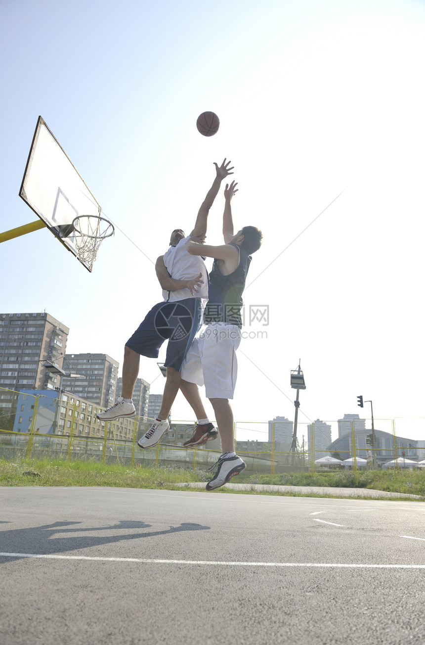 街球篮球比赛与两名轻球员清晨城市球场图片