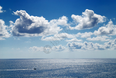 多云的天空海洋图片