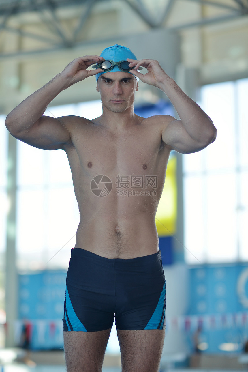 快乐的肌肉游泳者戴着眼镜帽子游泳池,代表健康健康的图片