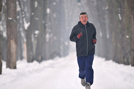 个长的男人冬天的肖恩清晨小巷里跑步图片