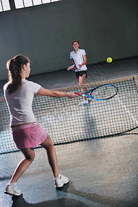 轻女孩室内锻炼网球运动图片