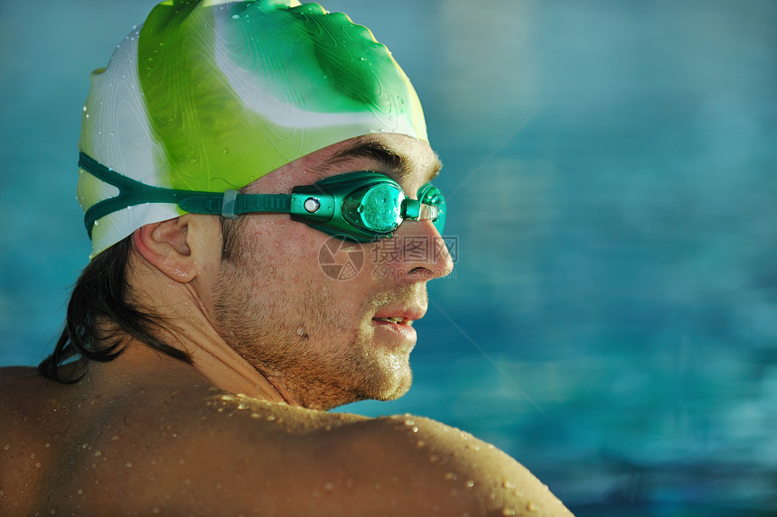健康健身生活方式的,与轻的运动员游泳重新奥林匹克游泳池图片
