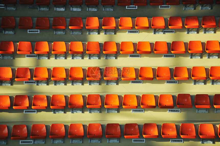 许多空橙色座位体育竞技场代表观众人群的图片