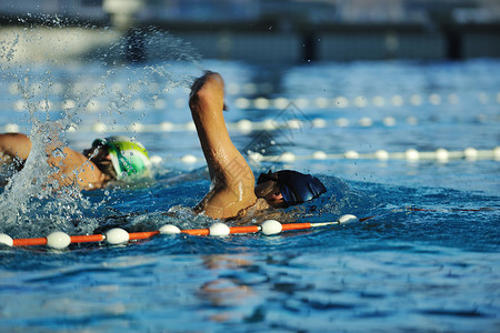 男游泳健康健身生活方式的,与轻的运动员游泳重新奥林匹克游泳池背景