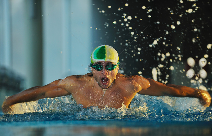 健康健身生活方式的,与轻的运动员游泳重新奥林匹克游泳池图片