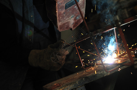 焊接机工人硬行业业务图片