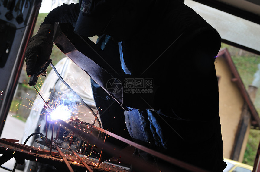 焊接机工人硬行业业务图片