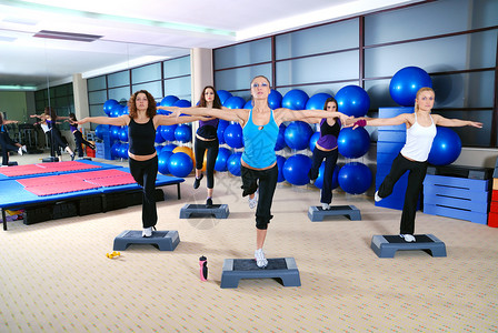 群健身俱乐部锻炼瑜伽的女孩图片