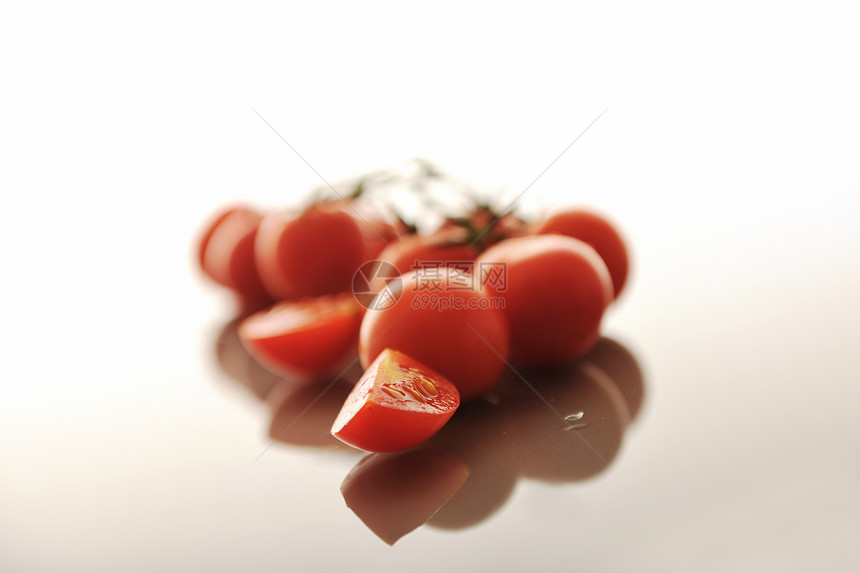 小湿新鲜红色番茄分离白色与光泽表反射图片