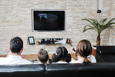 幸福的轻家庭现代家庭室内观看平板电视高清图片