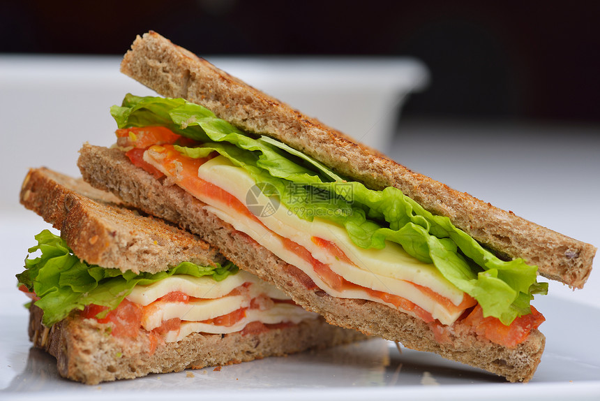 新鲜三明治与蔬菜肉鱼白色背景上隔离图片