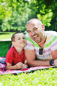 家人的父亲儿子夏天的公园玩得开心,代表快乐的图片