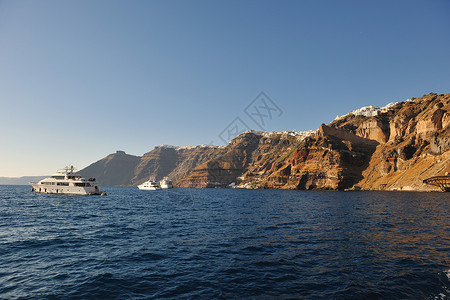 希腊桑托里尼岛海岸豪华游艇图片
