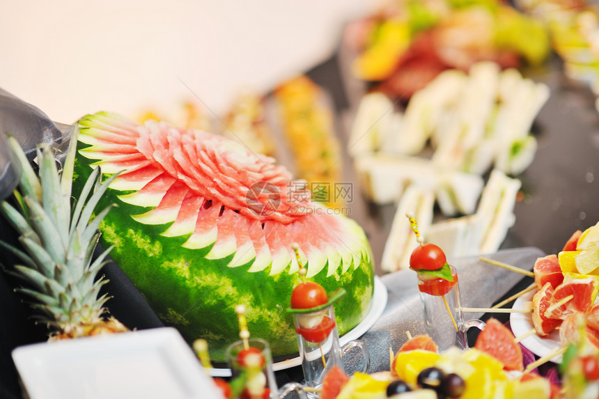 宴会桌上安排水果蔬菜肉类鱼类的缓冲食品特写图片