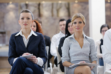 商务妇女站她的员工背景现代明亮的办公室会议室图片