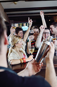 群快乐的轻人迪斯科舞厅喝酒背景图片