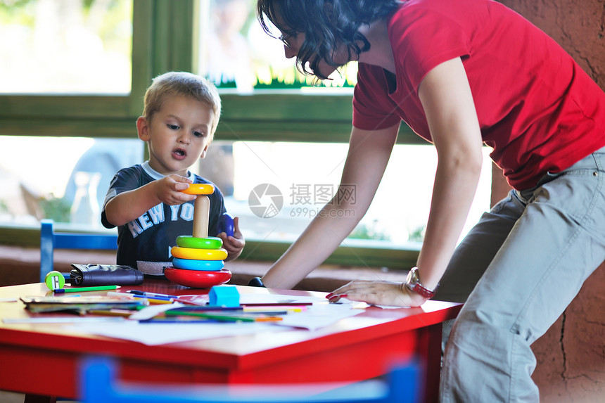 快乐的孩子玩游戏,玩得开心,教育课五颜六色的幼儿园操场室内图片