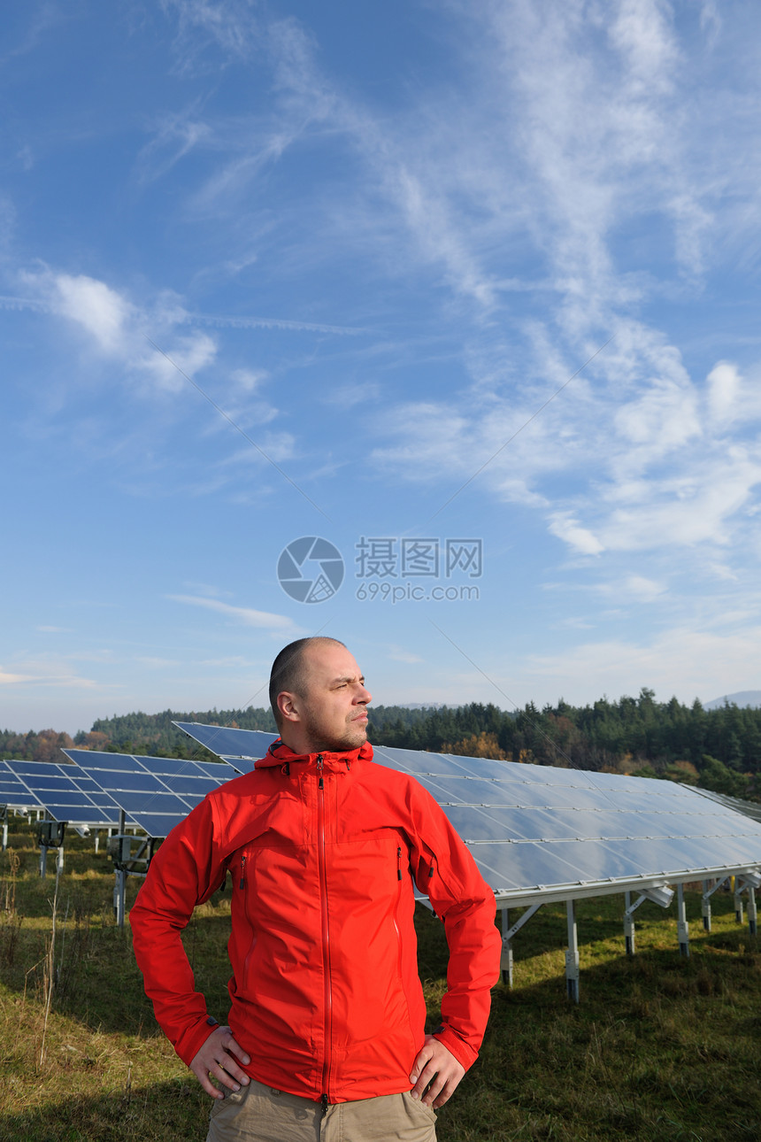 男工程师工作场所,太阳能电池板工厂的背景图片