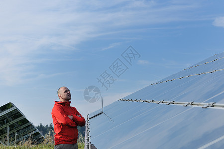 商业人员工程师用笔记本电脑太阳能电池板工厂生态能源领域的背景图片