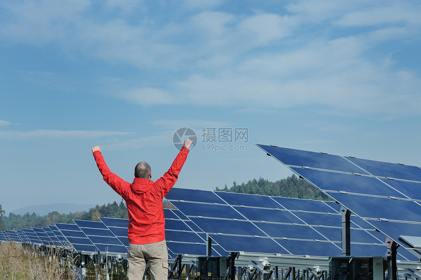 男工程师工作场所,太阳能电池板工厂的背景图片