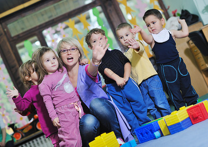 快乐的儿童小与老师幼儿园室内学前教育理念中玩得开心图片