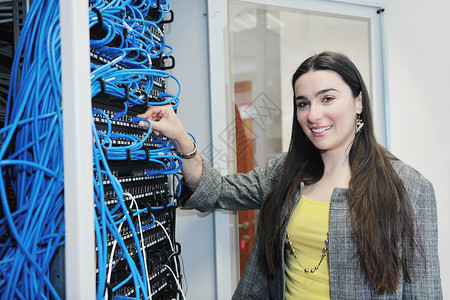女IT工程师网络服务器机房解决问题,并给予帮助支持图片