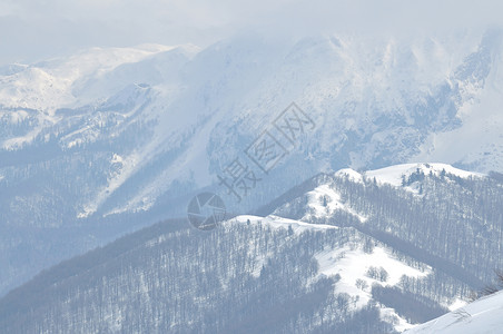 美丽的冬季景观与冰雪强风图片