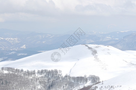 比格拉斯尼卡美丽的冬季景观与冰雪强风背景