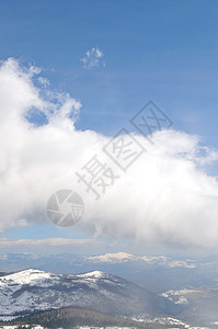 美丽的冬季景观与冰雪强风图片