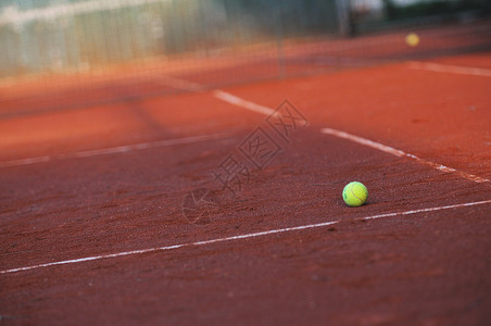 健康的轻人朋友户外打网球图片