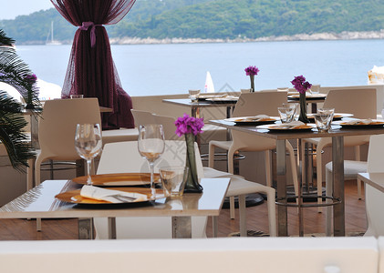 现代餐厅户外餐桌海上图片
