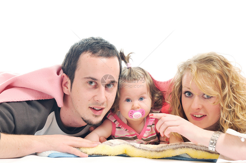 轻幸福的家庭与美丽的婴儿玩耍微笑隔离白色图片