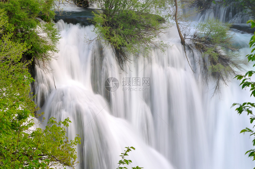 美丽的自然景象与河流瀑布春天的图片