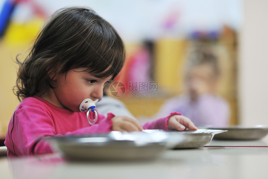 快乐的儿童小与老师幼儿园室内学前教育理念中玩得开心图片