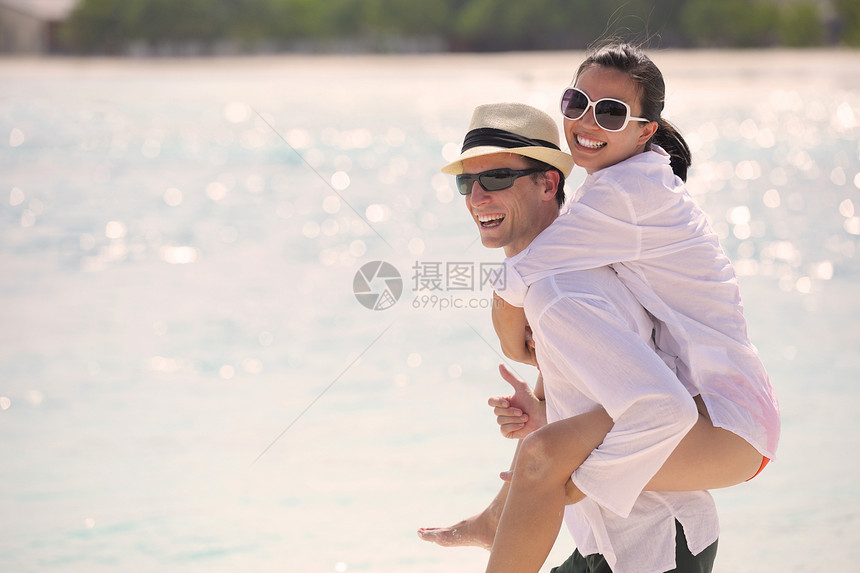 幸福的轻浪漫情侣美丽的海滩上享受快乐的跑步放松图片