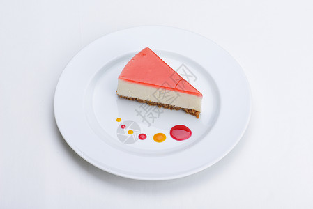 乳状的白色背景上分离的草莓奶酪蛋糕背景